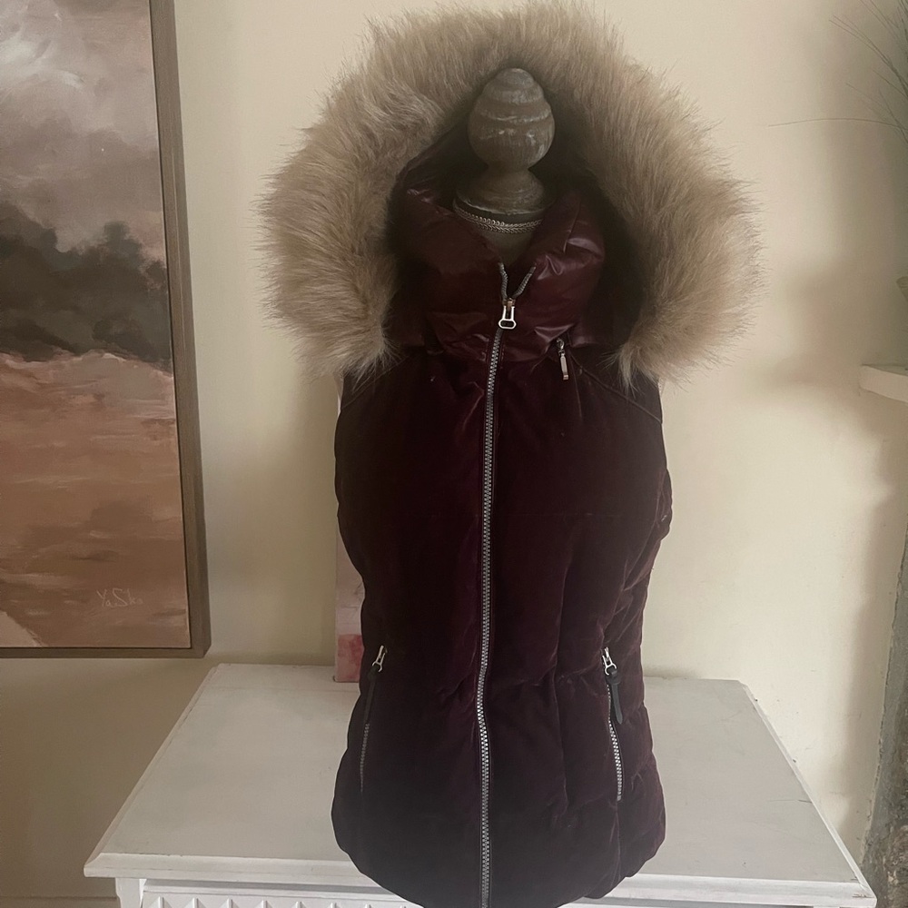 Marc New York Women's Burgundy Puffer Vest with Fur Trim - Picture 3 of 12
